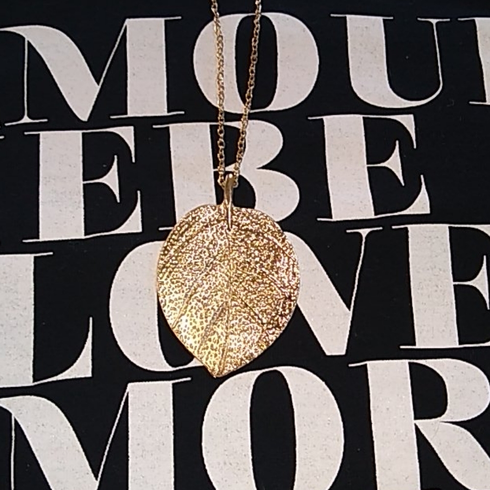 Gold tone chain with leaf pendantgold tone chain w